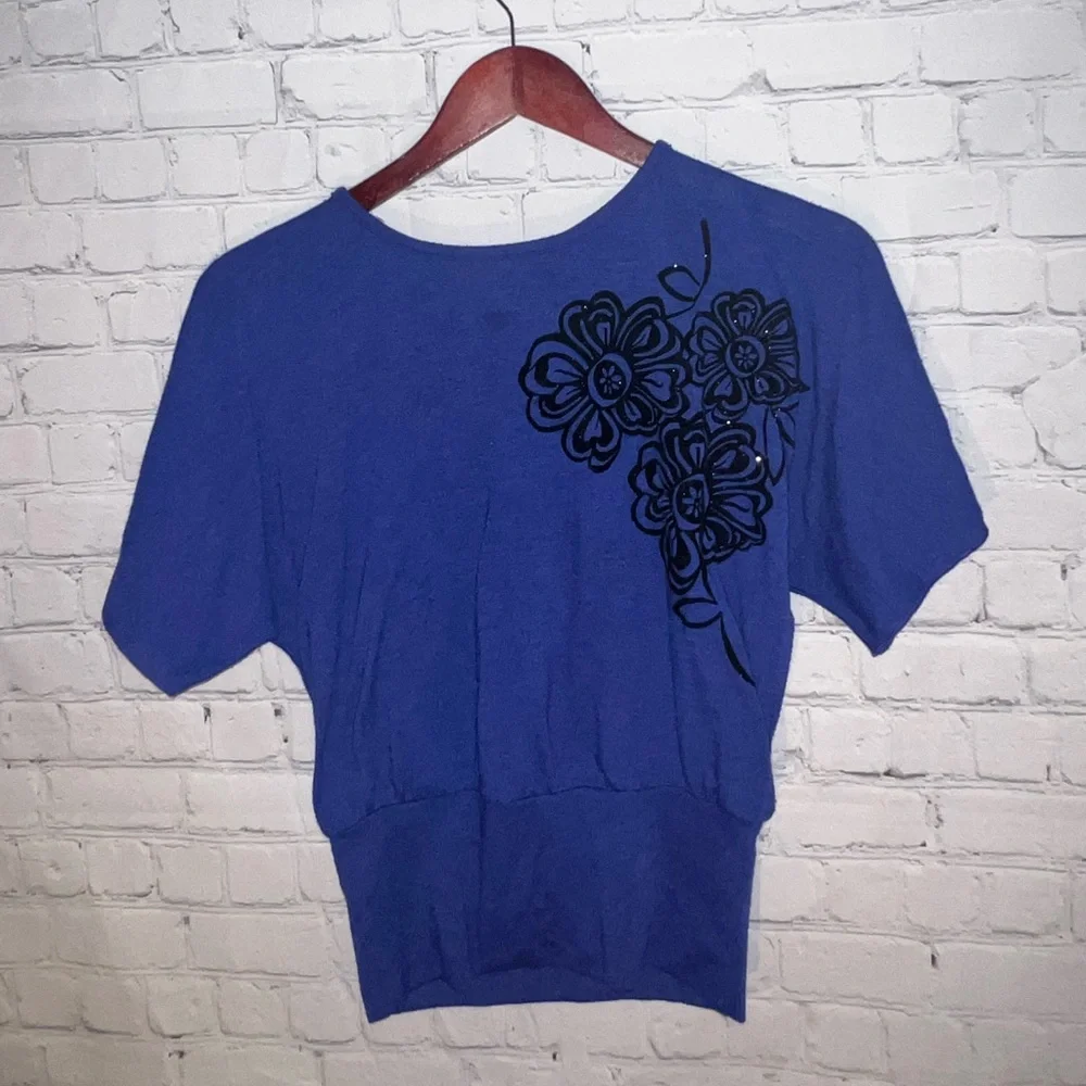 Amy Byer Dark Blue & Black Floral top size M - Picture 2 of 9